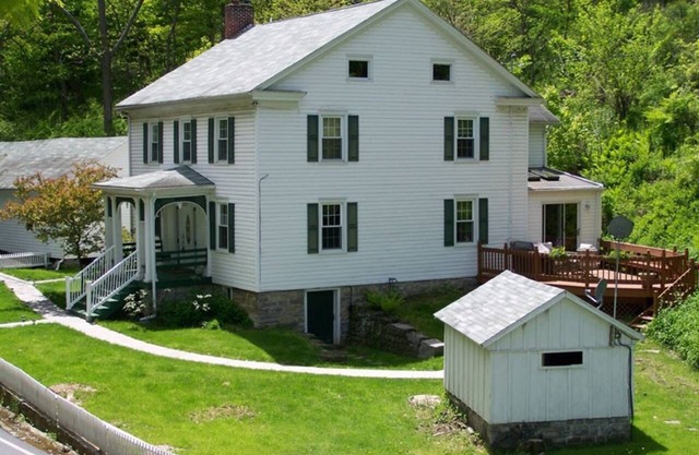 Happy Valley retreat - whole house, large living room, EV charger