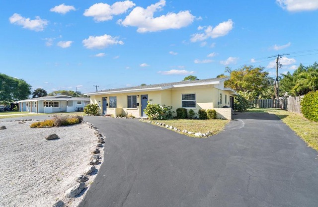 Harbor Duplex, 3 Bedrooms, Walk to Beach, WiFi, Sleeps 8, Walk to Beach