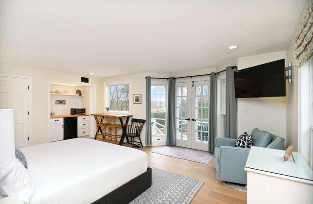 Harbor View – Cozy Retreat for 2