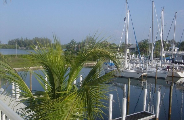 Harborfront Condo only 26. View boat activity from lanai.Pool on the harbor