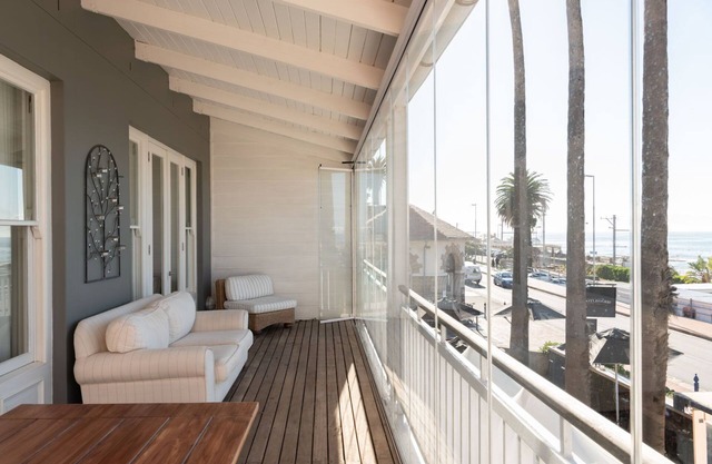 Harbour View Cottage with enclosed porched and breathtaking views of Kalk Bay