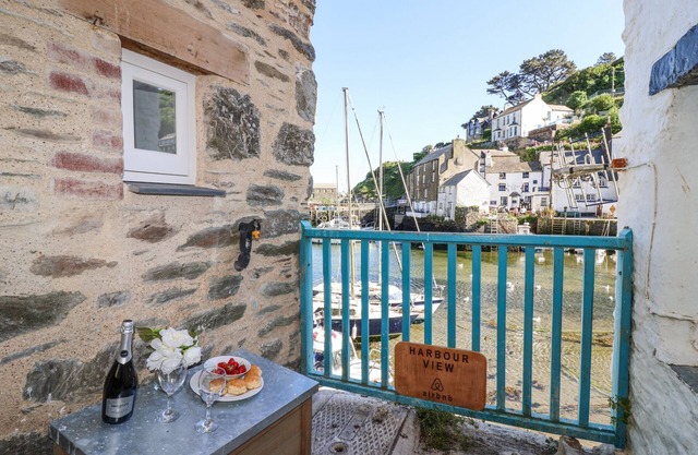 HARBOUR VIEW, pet friendly, country holiday cottage in Polperro