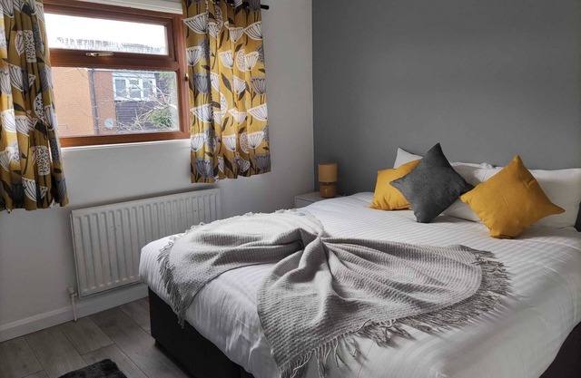 Hardwick House, stunning 4 bedroom house with gardenns