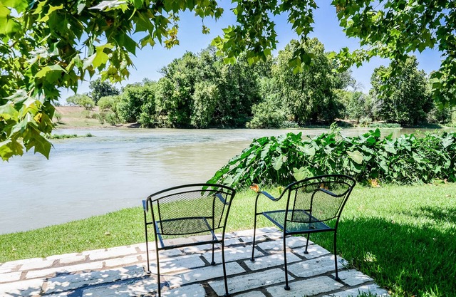 HarmonyHouse: Pet Friendly Zen River Retreat