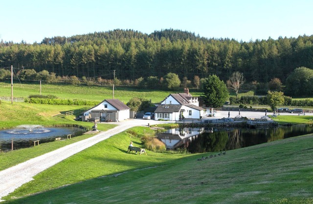 HARRISON'S COTTAGE, family friendly, with a garden in Llandegla