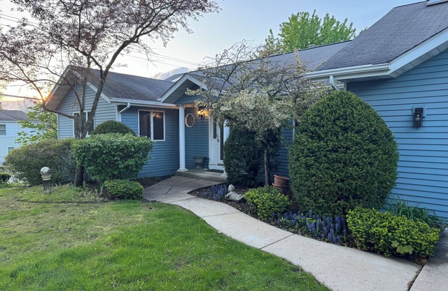 Harry's Hotrod Hideaway - Charming 3-bedroom house with Hot Tub and Lake access