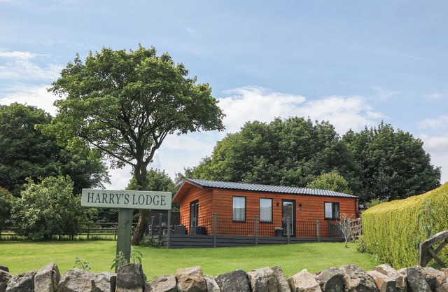 HARRY'S LODGE, pet friendly, character holiday cottage in Ashover