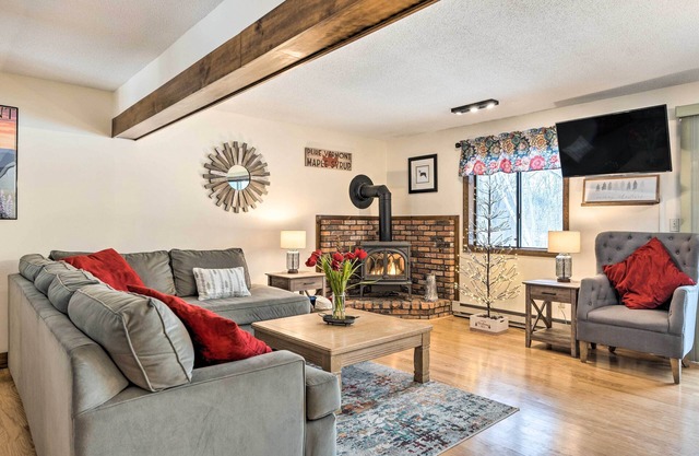 Hartford Escape w/Fire Pit ~ 3 Mi to Ski & Golf!
