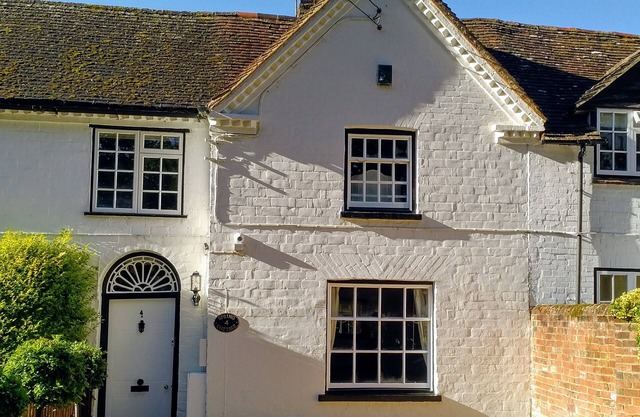 Hartley Wintney - Charming Cottage in Village/Wood Burning Stove/Parking/Wifi