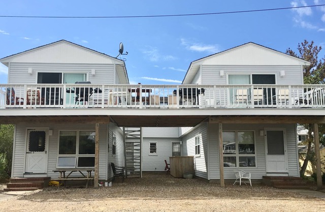 Harvey Cedars Bayfront - 5 min to beach. Sunsets from huge deck.