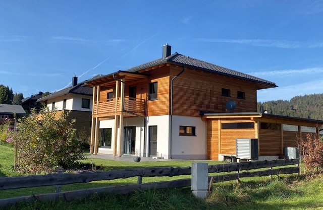 Haus Bergheimat - spacious modern vacation home in Weißbriach with garden