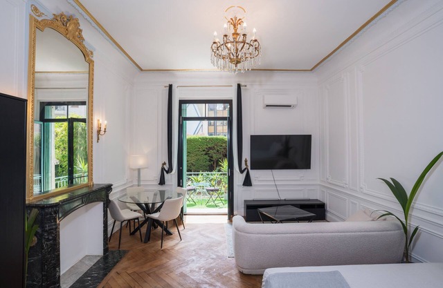 Haussmannian apartment in the heart of town -AC-
