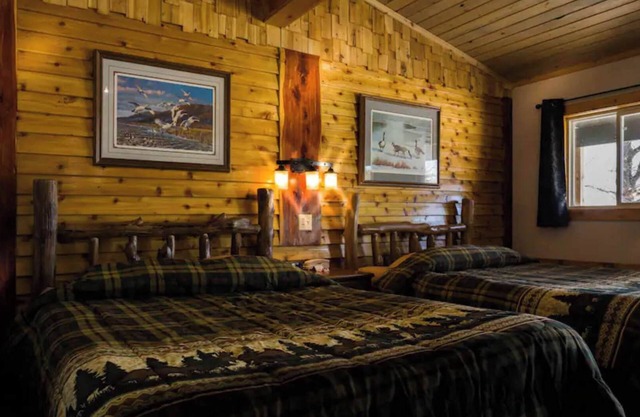 Have a peaceful getaway in Room 18 - The Duck Blinds - Curriers Lakeview Lodge