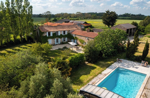 Havre de Paix: Country house with swimming pool and large garden, close to the sea.