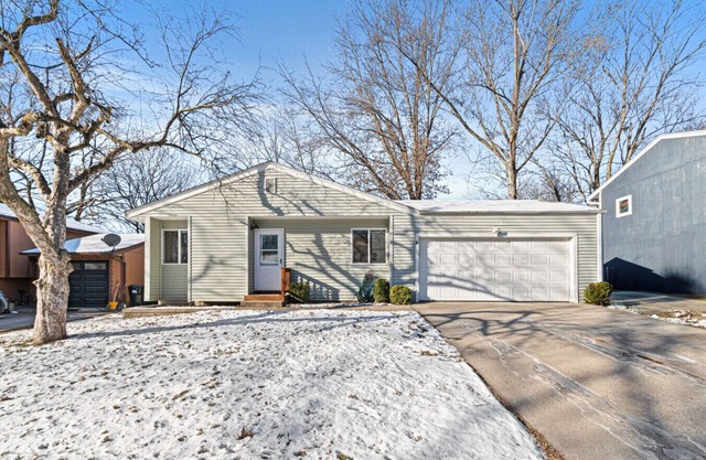 Hawkeye Haven | Garage | 4 Bd 2 Ba| Sleeps 8