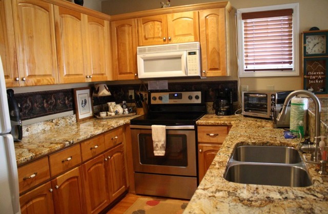 Hawks Peak South 221 - Close to High Country Attractions, level entry, Grandfather mountain view - Last minute Discount available- discount included in online quote