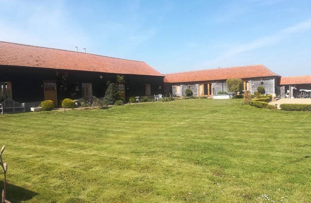 Hay Barn. 3 en-suite bedrooms, optional hot tub, private garden, log burner.