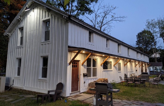Hay Loft in Historic Barn - 4 Minutes to Legoland/Racetrack Views