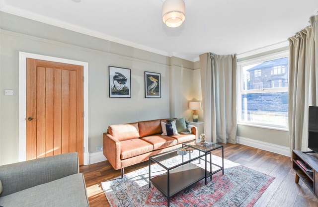 Haydn Road - Opulent 4bedroom house with dining for 8 & private outdoor patio