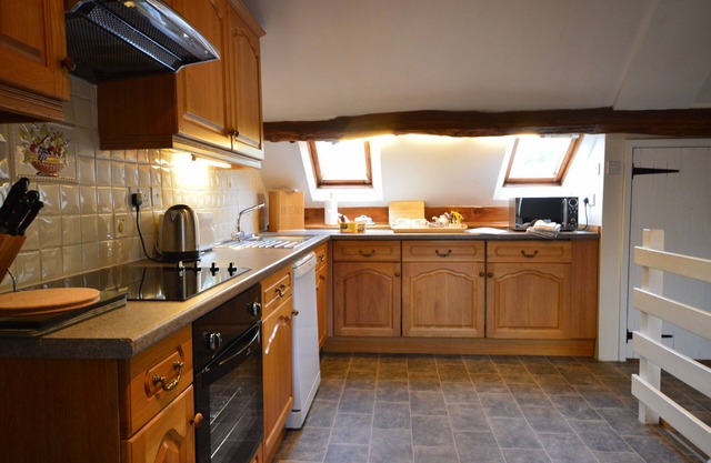 Haywain Cottage - sleeps 3 guests in 2 bedrooms