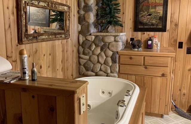 Hayward, Wi private cabin with great fishing, in the Chequamegon national forest
