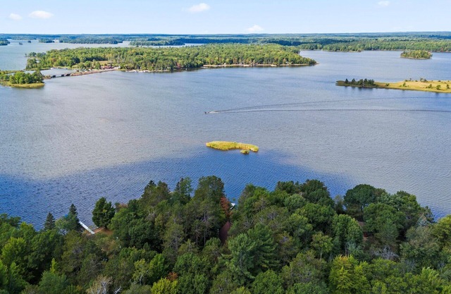 Hayward Wisconsin-Eaglesnest-Log home, on Lake Chippewa-Dogs welcome!