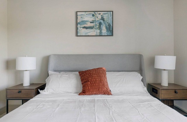 Hayworth 2BD 10 - Two Bedroom Apartment, Sleeps 4