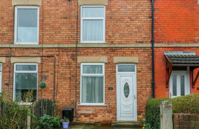 HAZELMERE COTTAGE, pet friendly, with a garden in Creswell