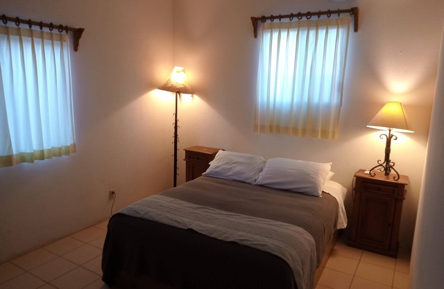 HdP: Room #5 Budget Traveler with (2) queen size beds and sofa bed