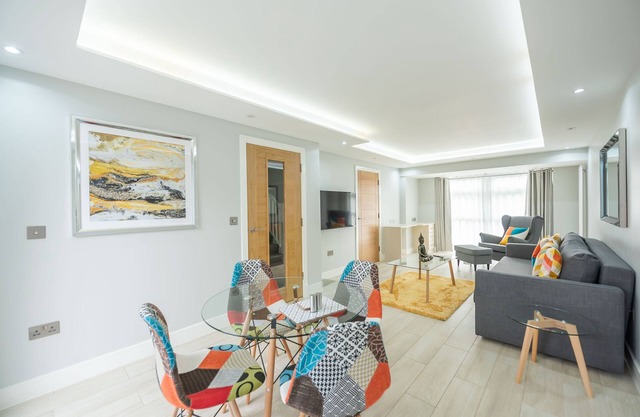 Headley House - Holiday Home with Garden & Parking