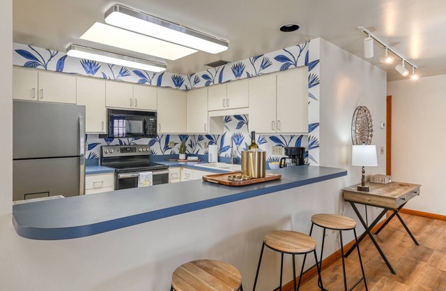 Heart of Historic District! Rooftop with Fire Pit, Park and Walk Everywhere, $300 in Free Tickets!