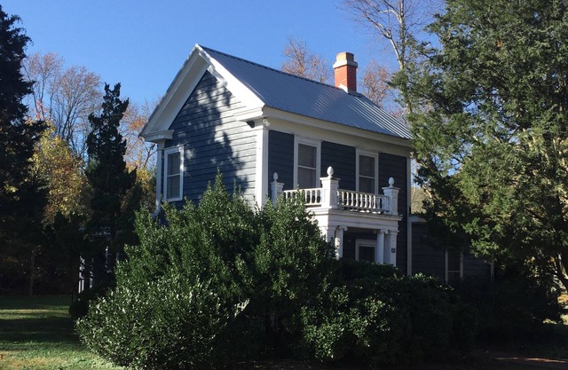 Heart of Irvington w/Fireplace Walk to Tides Inn & restaurants - Dog friendly!