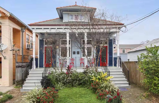 Heart of MidCity ~ StreetCar ~ Backyard ~ 3Bd2Ba