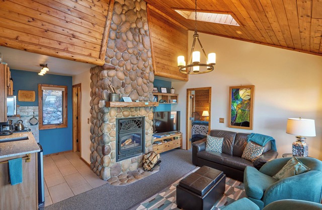 Heart of Superior Lake Cabin: 15 Mi to Lutsen Mtn!