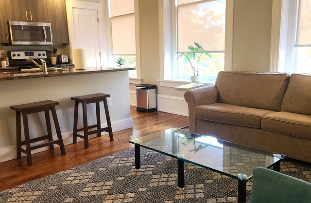 Heart of the Arts District King Bed Suite - West Broad near VCU/MCV New Condo