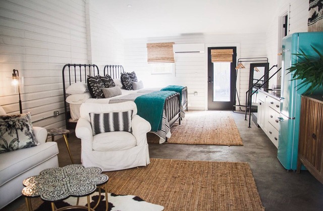 Heart of the SSI studio cottage, fresh design, WALK to shops/dinner/lighthouse