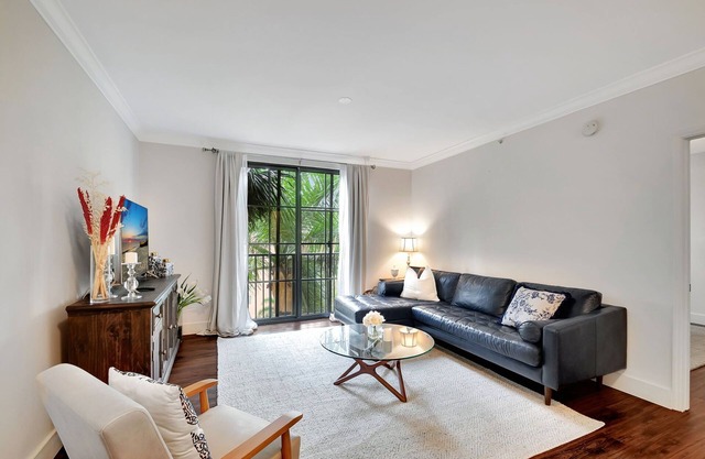 Heart of WPB: 1BR Penthouse Floor Condo w/Pool, Gym & Garage Parking