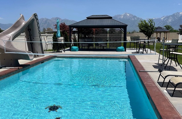 Heated outdoor pool open April 9. Hot tub, stunning view, 5 star, clean, quiet