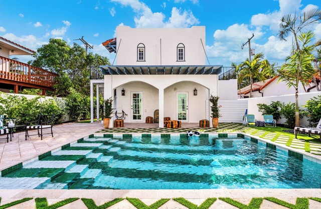 Heated Pool 5 Mins to Downtown Newly Renovated Guesthouse