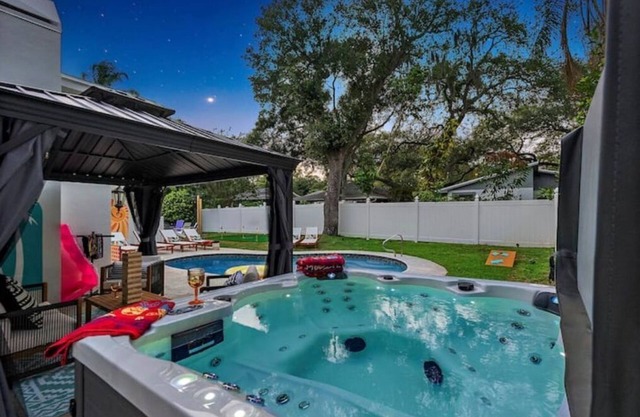 Heated Pool Beach House Hot Tub, Fire Pit, Games