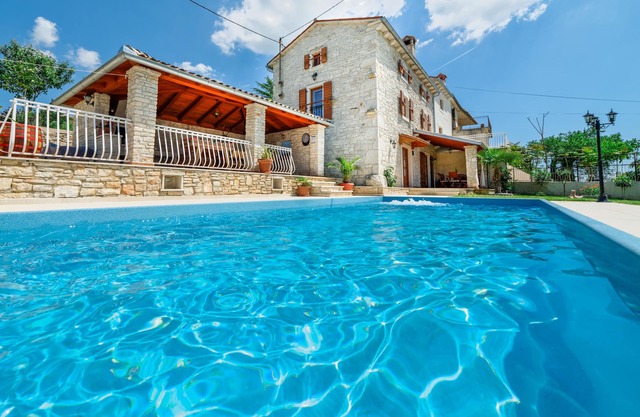 Heated pool, boat trips, barbecue, WiFi, bicycles, table tennis