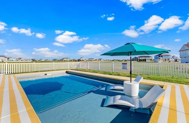 Heated Pool, Game Room, Fall Sunsets- Sleeps 20