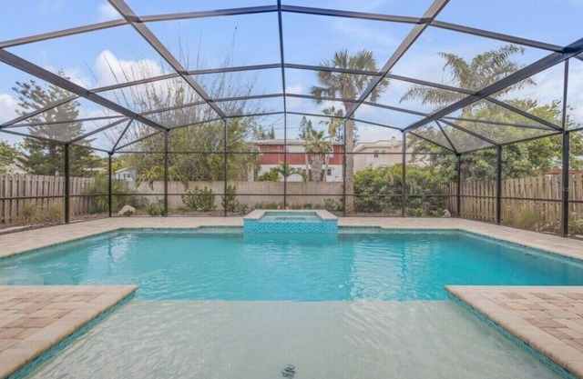 Heated Pool home with Hot Tub, 2 Blocks to Beach and 1 Mile North of Flagler Ave