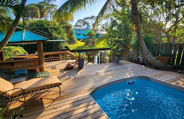 Heated Pool, Hot Tub & private Tiki bar