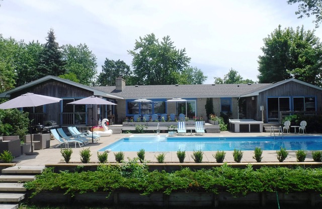 Heated Pool & Hot Tub, Golf Cart, 1 Block to Beach or Golf, 5mins to New Buffalo