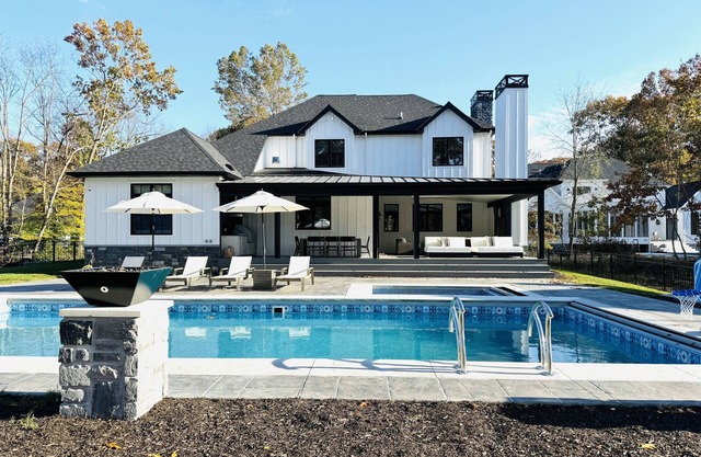Heated pool, porch w/fireplace, close to beach & park, 6 per golf cart included