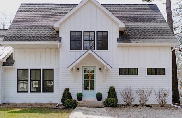 Heated pool, screened porch, fire pit, 1 blk to beach and park, close to town