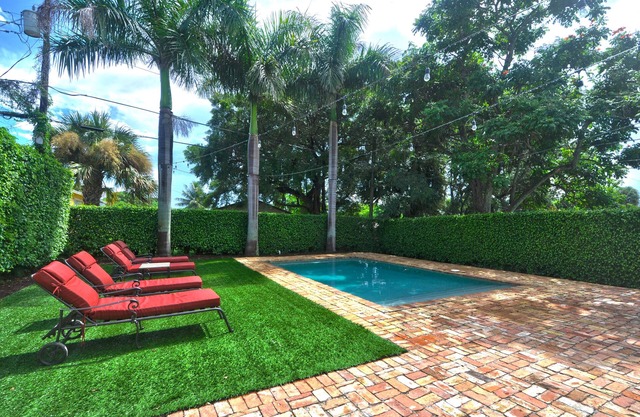 Heated private pool, walk to Zoo, Science Museum & Park
