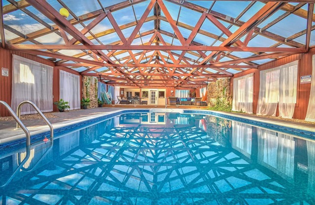 Heated Salt Water Pool and Lrg Home l Spring Break! Close to Soccer + Royals
