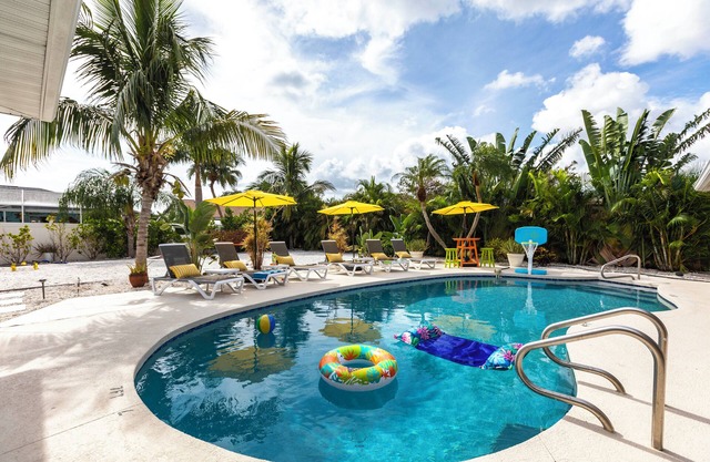Heated Saltwater Pool + 4BDR + Yard Games + Outdoor Bar + IMG Academy + More